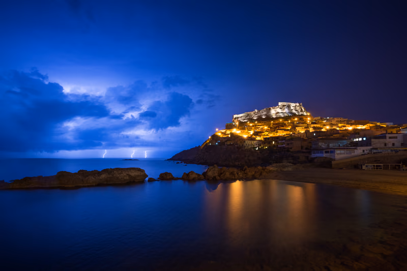 Küstenlandschaft Sardinien, dramatischer Abendhimmel über dem Mittelmeer