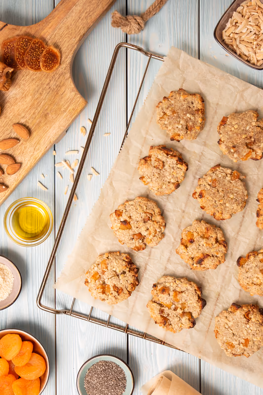Schokoladencookies auf hellem Hintergrund, basica